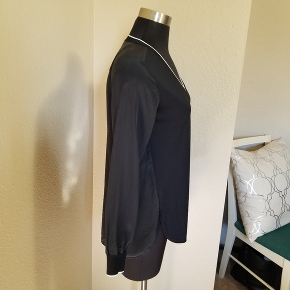 Vince Black White Trim VNeck Blouse XS - Picture 3 of 5